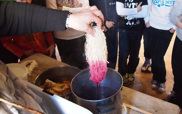 momento della tintura della lana durante un laboratorio al museo di Aggius