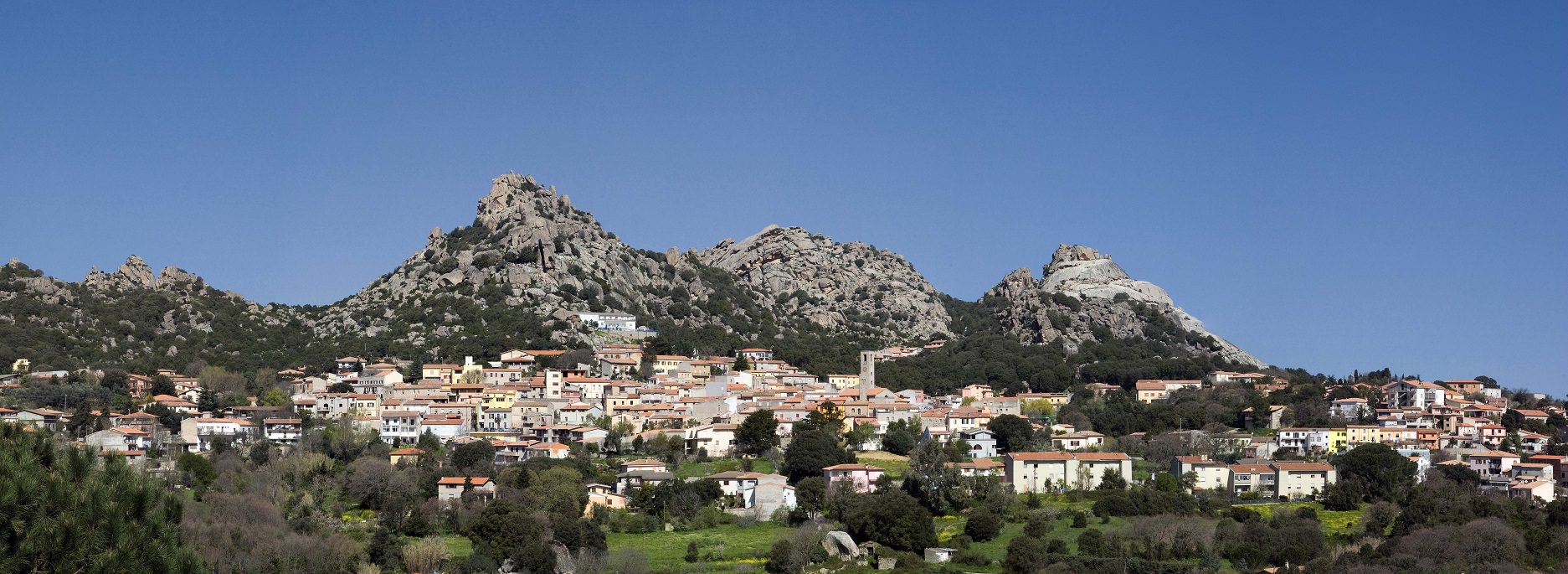 foto panoramica di Aggius, in Gallura, Sardegna