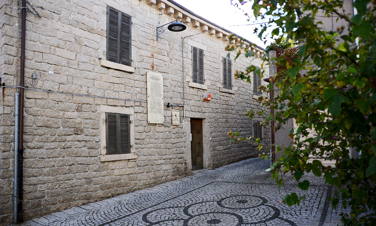 esterno del museo del banditismo di Aggius. Sardegna